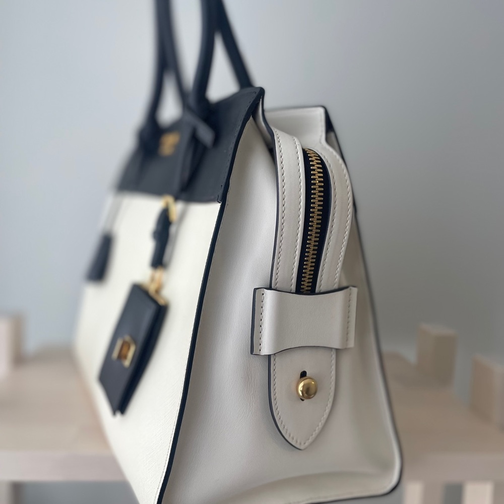 Prada - Picture 3 of 4